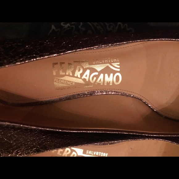 ✨Ferragamo vara bow gold glitter pump, sz 6B - Picture 4 of 8